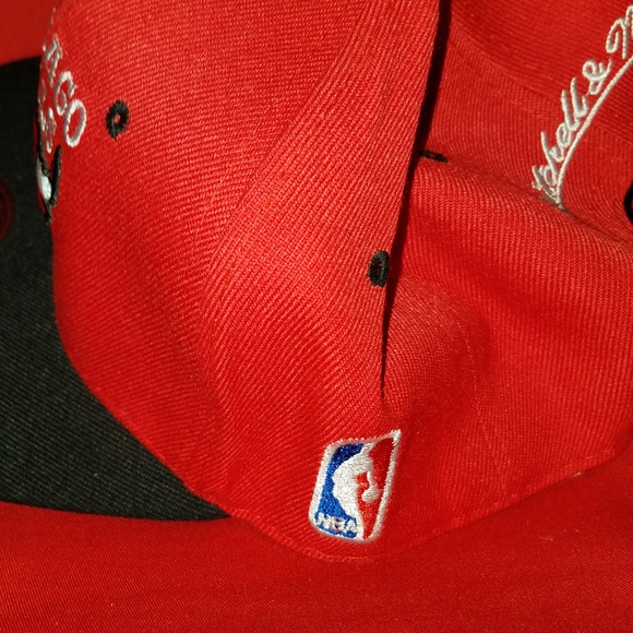 COPY - Chicago Bulls Baseball Cap by Mitchell & Ness - Picture 2 of 3